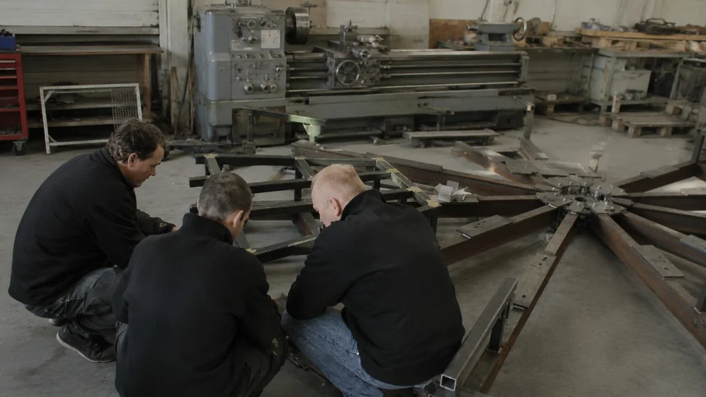 Heavy-duty turntable thrust bearing application in an industrial workshop